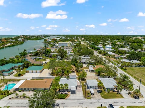 Nokomis Beach Cottage. 2 Blocks to Beach. 2BD/1BA