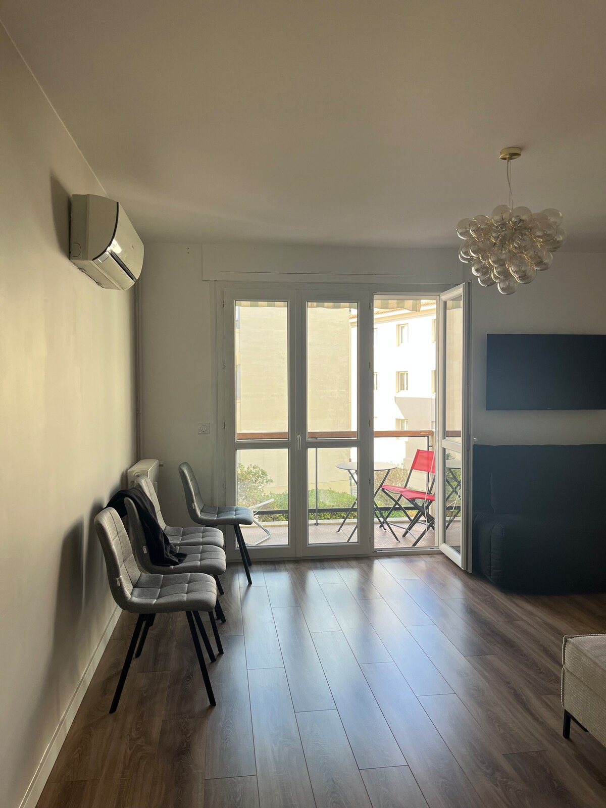 Airbnb performant: Air-conditioned apartment in the city center à Nîmes