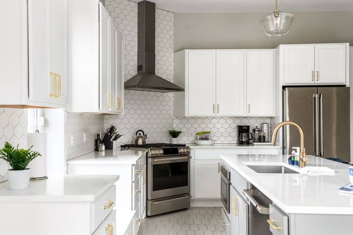 Luxe 4BR w/ Chef Kitchen | Walk to OSU + Downtown gallery image 4