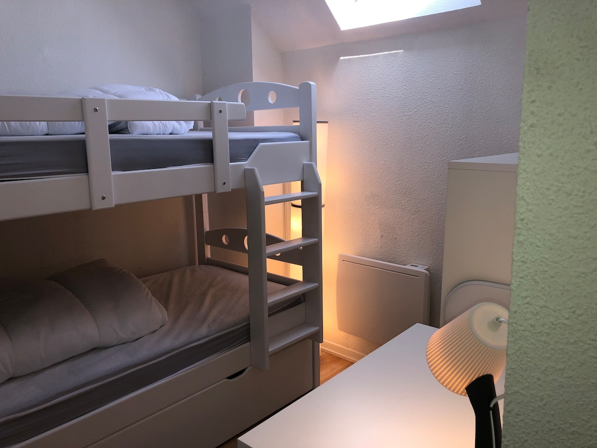 spavaća soba N 2 kreveta na kat  mini radni stol