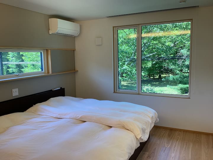 Има специален брой намотки сред полудвойните матраци в Серта, подкрепени от луксозен хотел, и не е проблем за децата или партньорите да се обърнат.Може да го използвате като семейно легло с две легла.

Можете да чуете кукувици и птици, които чуруликат сутрин от съседната гора на светилището.