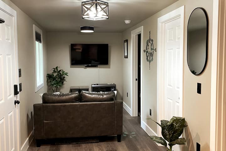 Основната всекидневна разполага с диван, който може да се завърти, за да гледа към 50 - инчовия HD телевизор. Освен това има маси за хранене или работа на лаптоп, табуретки за крака след дълъг ден и чудесен изглед към всекидневната.