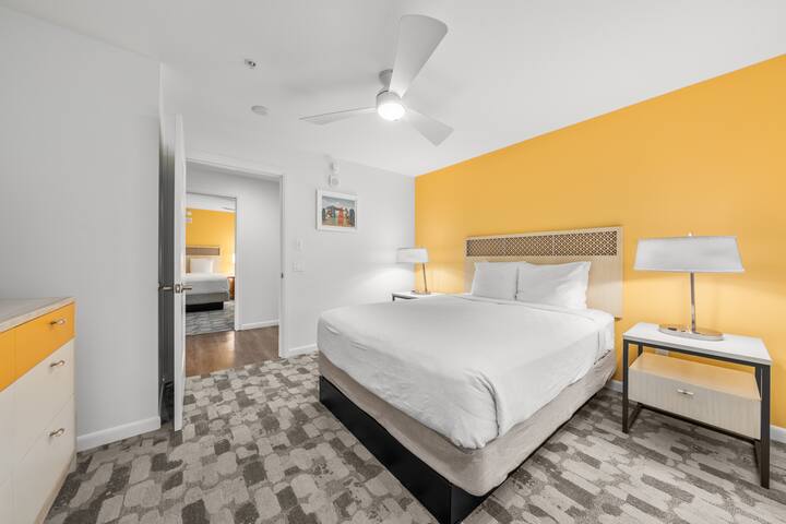 2BR ¼ mi to Kam 1 Beach, Pool, Hot Tub, Gym, BBQ gallery image 4