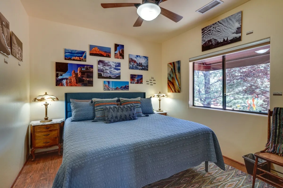 Главна спална соба со брачен кревет (широк 180-220 см)