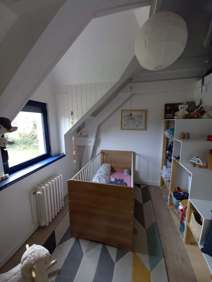 Chumba cha 2 cha kulala - kitanda cha mtoto (uwezekano wa kuweka godoro la kiti 1 kulingana na mahitaji yako)