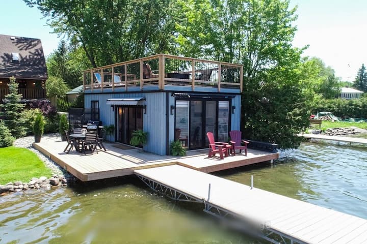 Luxury Waterfront Boathouse - Lindsay