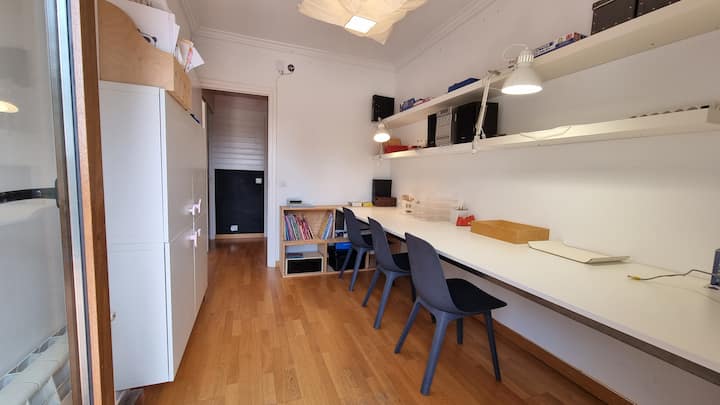 Nafasi ya kazi ya mbali. Wifi na Fibre Optic Connection Router