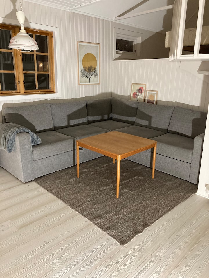 Divan i dhomës së gjumit në shtëpinë e miqve