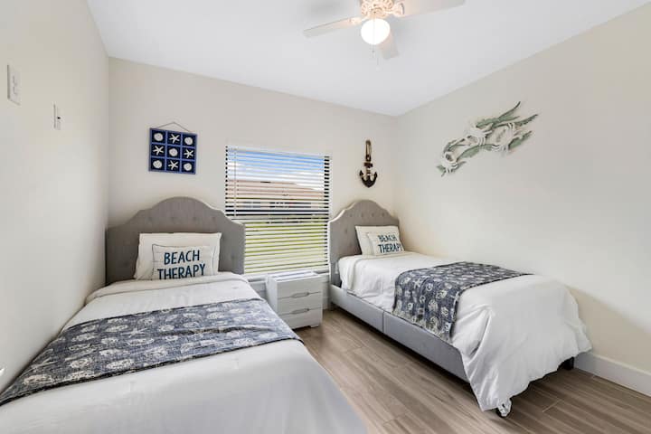 اكتشف عطلتك المثالية على الشاطئ في غرفة نومنا المزدوجة الساحرة. 
ادخل إلى واحة ساحلية مكتملة بديكور شاطئي مهدئ وإطلالات هادئة على المحيط