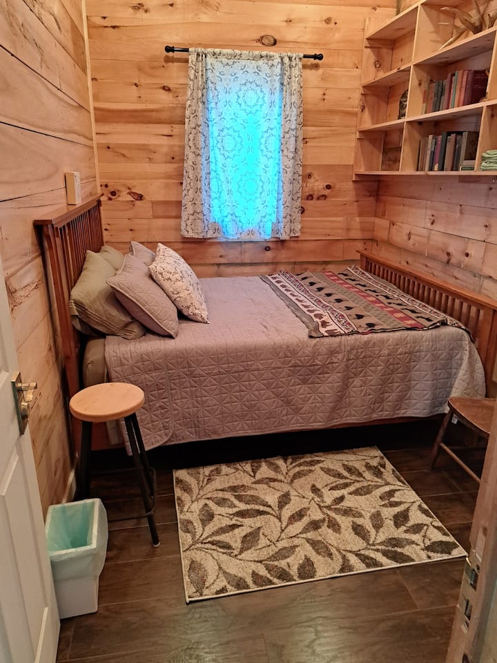 Manja spavaća soba s bračnim krevetom.