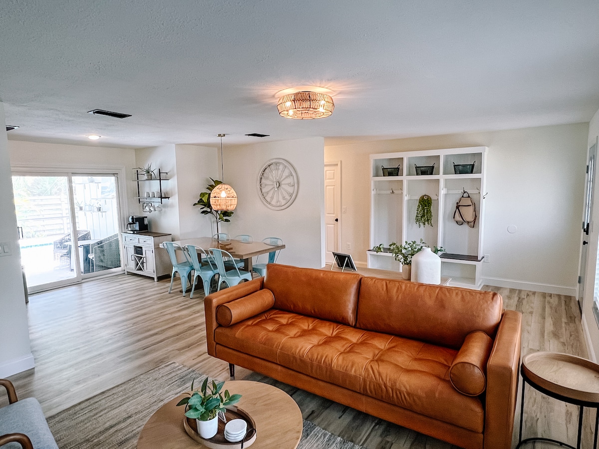 Popular Airbnb listing: Deja Blue Villa Salt Water Heated Pool & Spa in Sarasota Springs