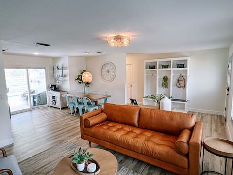 Popular Airbnb listing: Deja Blue Villa Salt Water Heated Pool & Spa in Sarasota Springs