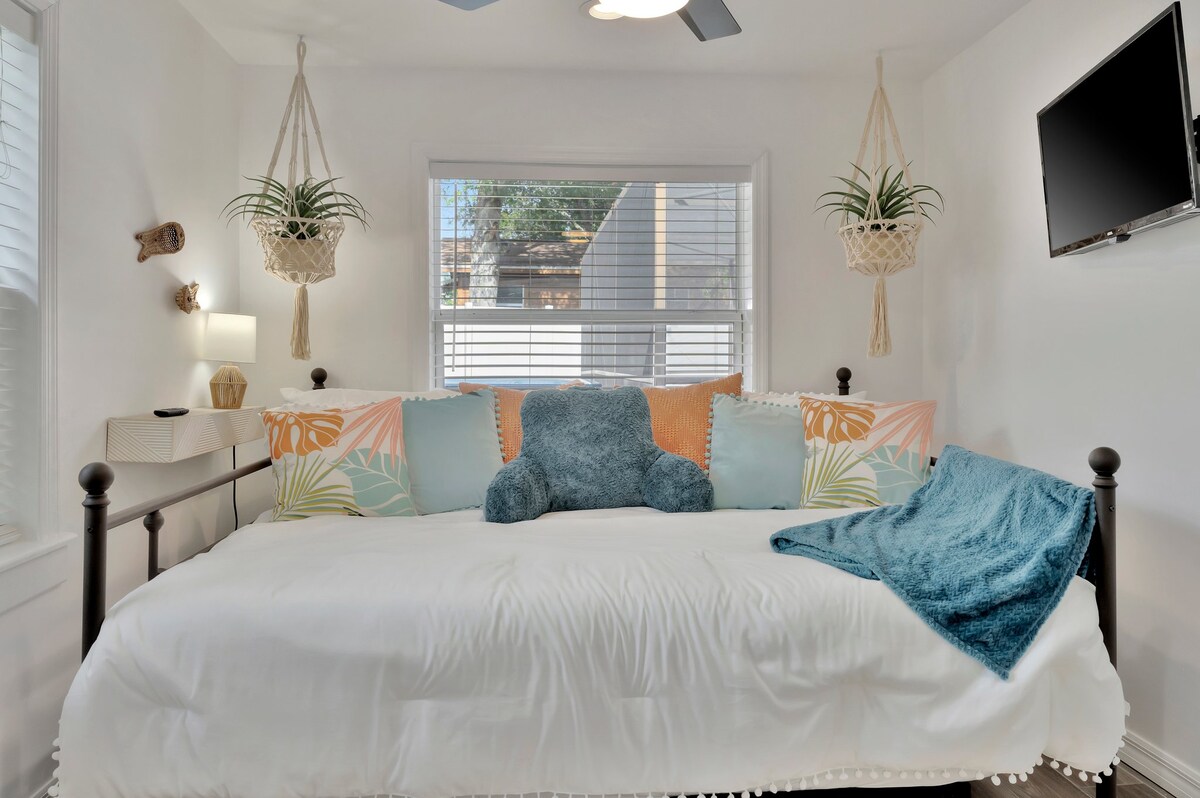 Chumba cha kulala cha 3. Kitanda cha Trundle kinabadilika kuwa Malkia NA kitanda kamili.