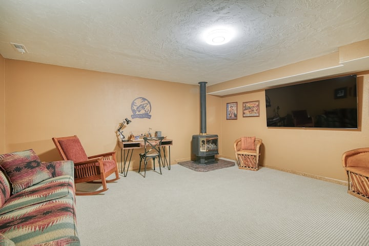 Салон в сутерена с печка на дърва и места за сядане