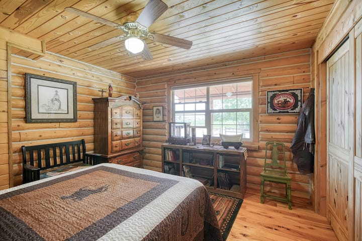 Уютна спалня с юрган