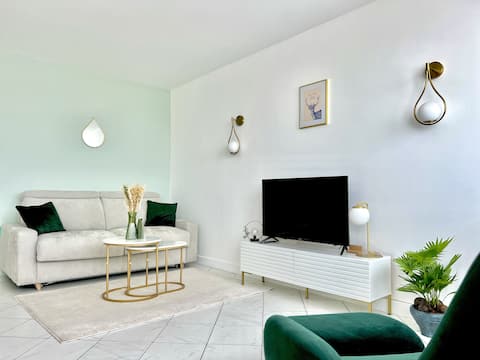 Apartment facing train station / center