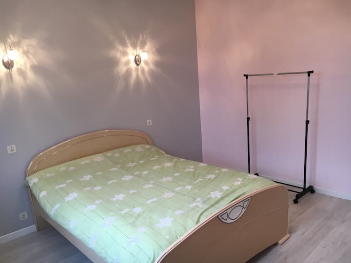 Chumba cha kulala 3 ghorofani na kitanda cha watu wawili