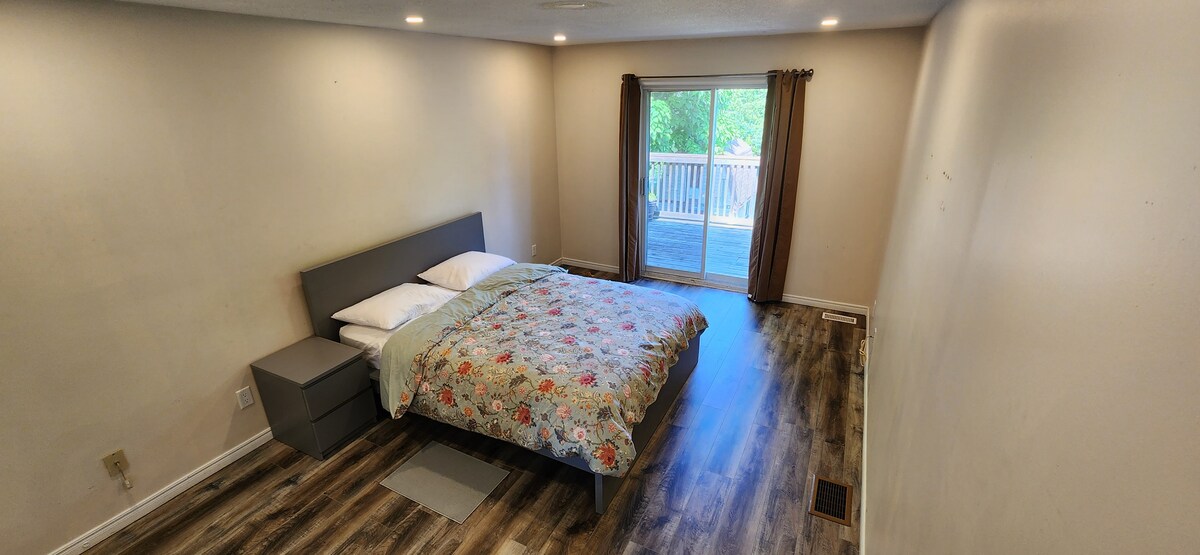 Hlavná spálňa s manželskou posteľou Queen