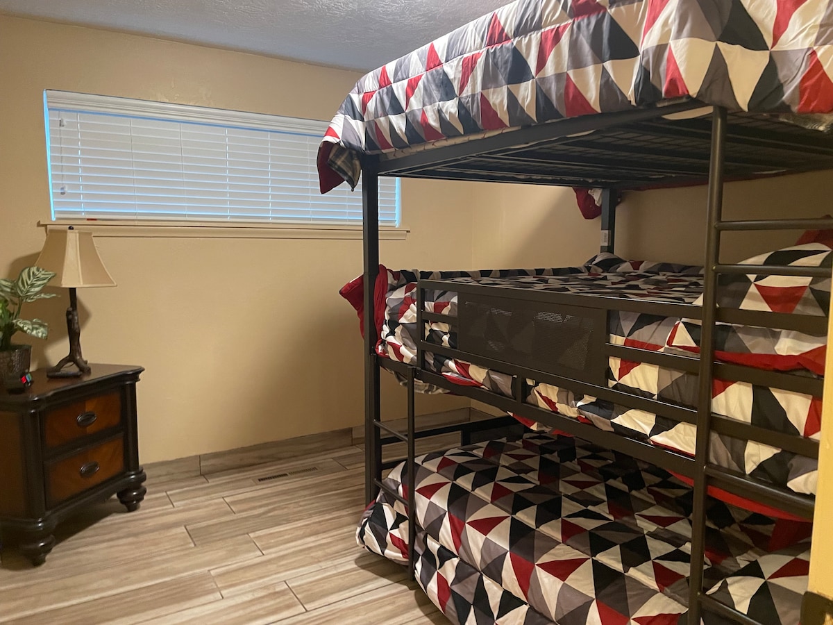 Camas triples de tamaño completo con capacidad para 2 personas cada una.  Muy robusto y muy cómodo para dormir. Un televisor que no se muestra en la foto está incluido en este dormitorio. Qué lugar tan divertido para que duerman los niños. 