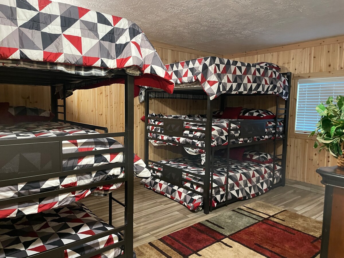 Se proporcionan dos camas triples de tamaño completo con un cajón completo, reloj inteligente y TV.