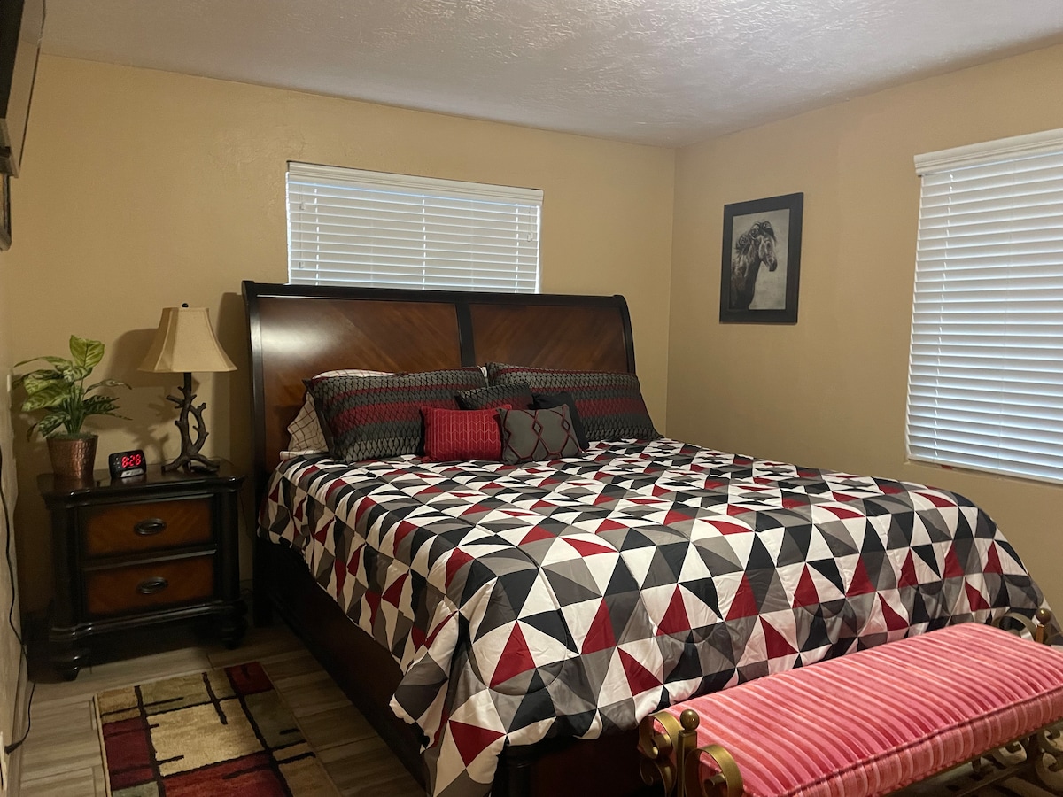 Este es el dormitorio principal, donde ofrecemos una cómoda cama tamaño king para dormir. También se encuentra en el dormitorio un televisor que incluye un reloj inteligente para que puedas cargar tu teléfono. En esta habitación en particular también se encuentran varios armarios individuales. 