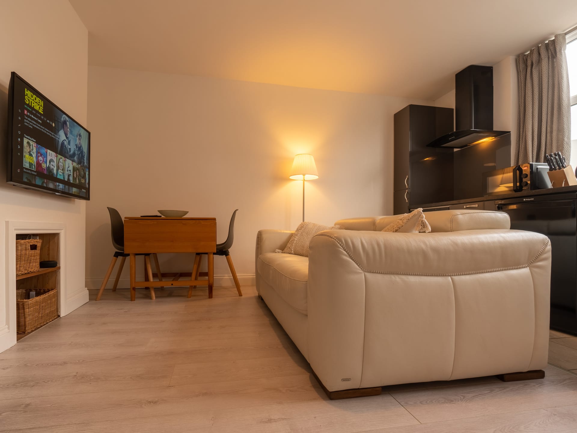 Luxury ground floor modern flat close to city with free parking