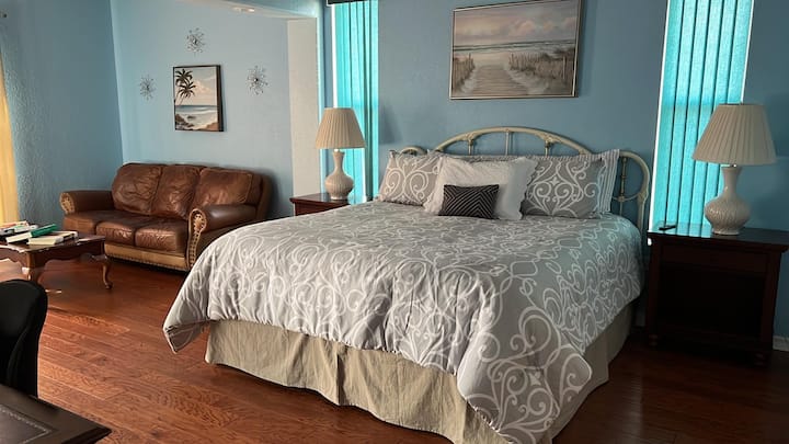 主卧套房# 2 ，配有沙发+ 75英寸智能电视和工作台！