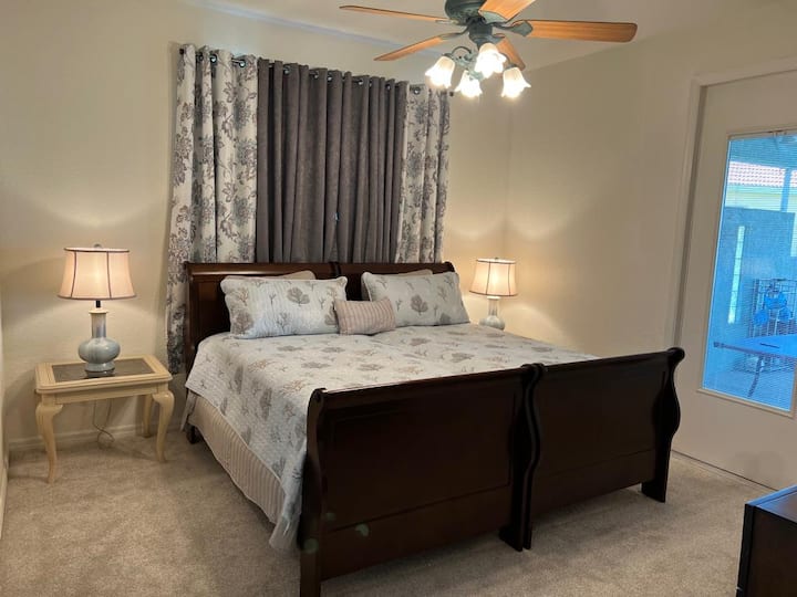 第三间豪华主卧！ 两对双胞胎拼在一起，为两人提供一次舒适的睡眠体验！ 露台门直接通往乒乓球，在泳池边放松身心。 第三间浴室也相连。