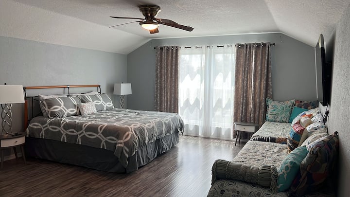 超主卧套房，爬一段楼梯-包括75英寸智能电视和两张单人床，可作为沙发，或为大型旅行者提供额外的舒适睡眠空间！ 随附功能齐全的私人浴室。