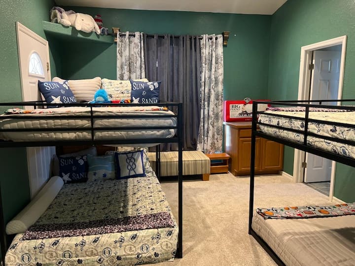 超级有趣的儿童房可容纳8名儿童-每张双层床为每张双层床2人！