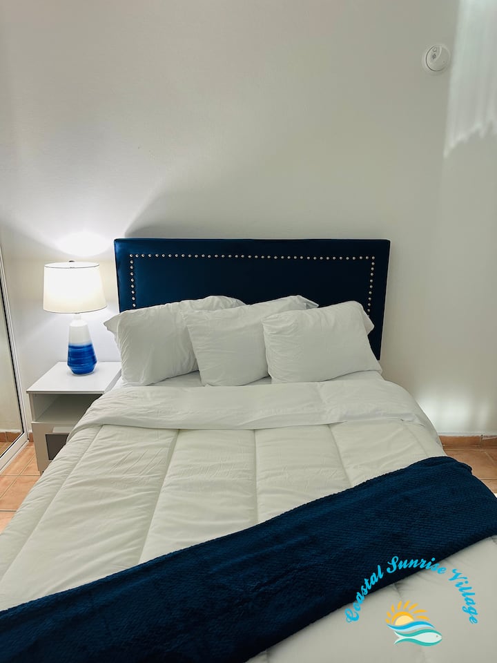 Спалня 2 включва легло в пълен размер, смарт телевизор и климатик 