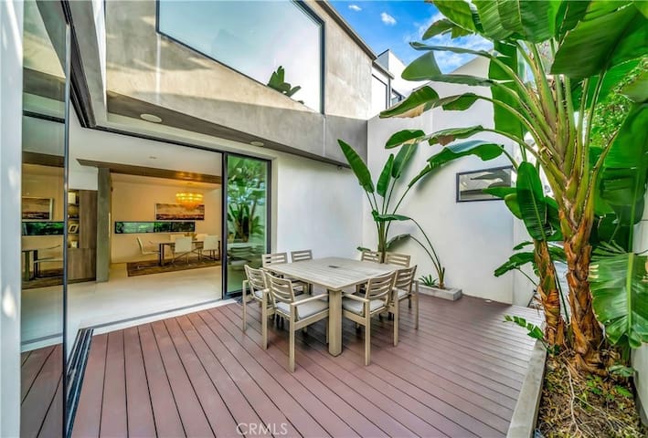 Modern 3 Bed 4 Baths Masterpiece gallery image 3