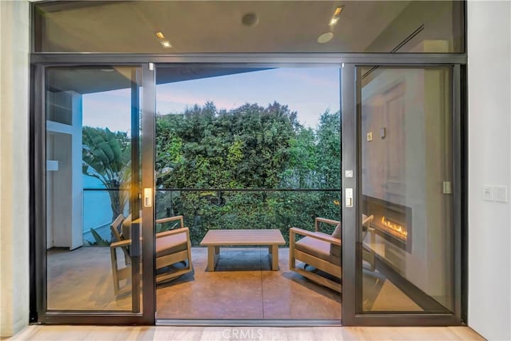 Modern 3 Bed 4 Baths Masterpiece gallery image 4