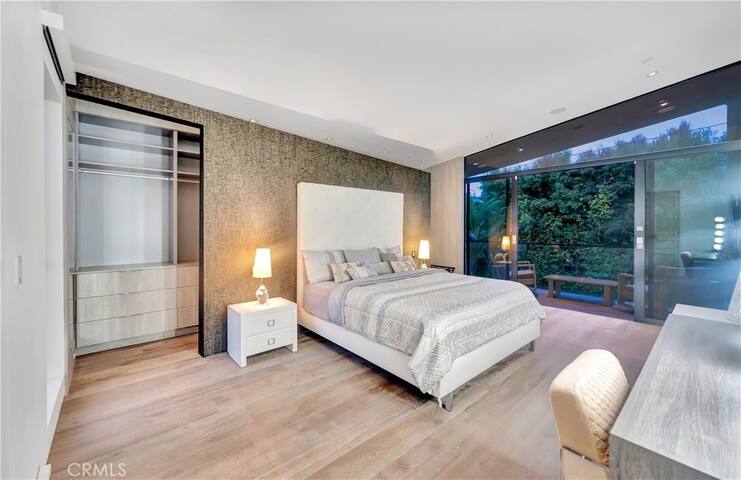 Modern 3 Bed 4 Baths Masterpiece gallery image 5