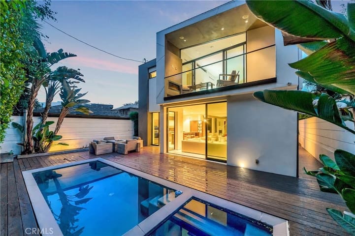 Modern 3 Bed 4 Baths Masterpiece gallery image 2