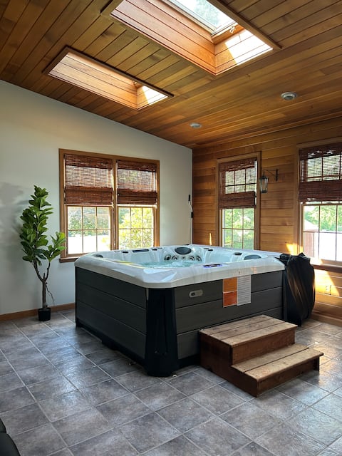 Indoor hot tub minutes to casino