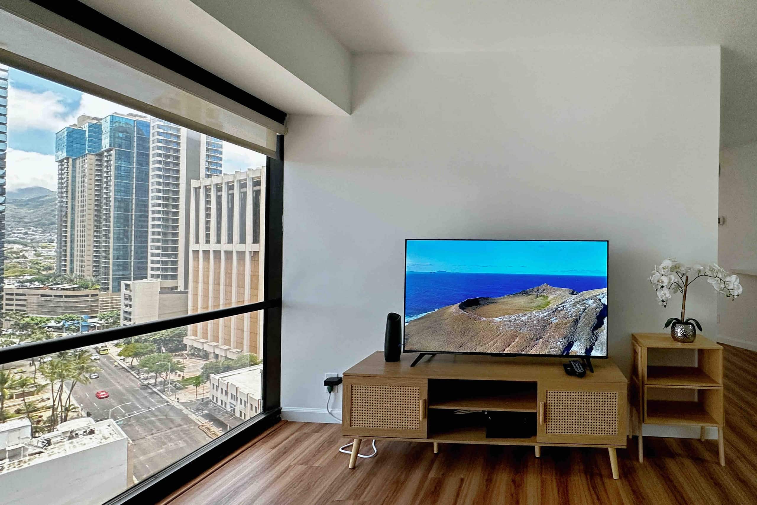 Condo in Honolulu · ★4.65 · 2 bedrooms · 4 beds · 1 bath - Image 3