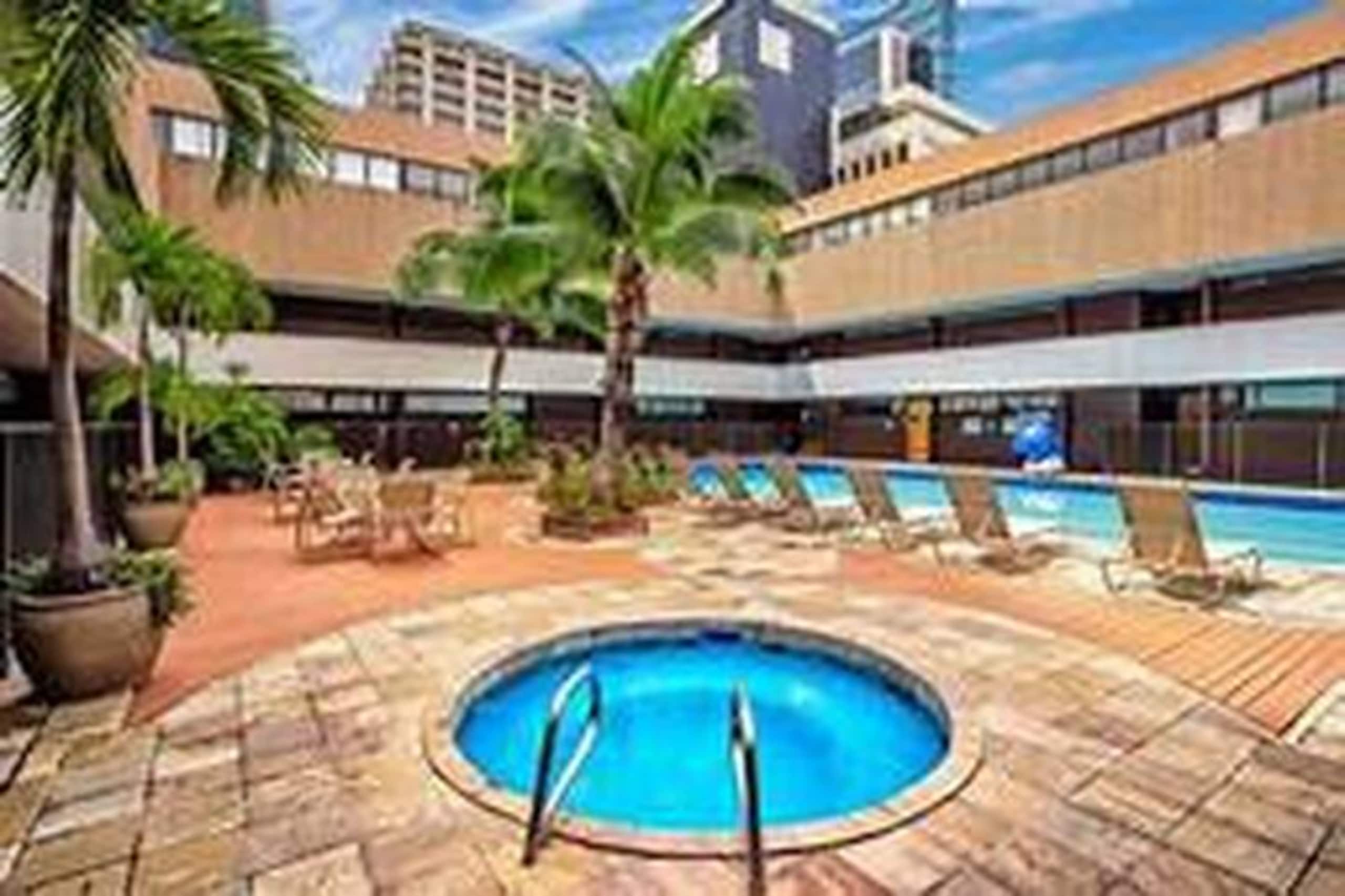 Condo in Honolulu · ★4.65 · 2 bedrooms · 4 beds · 1 bath - Image 15