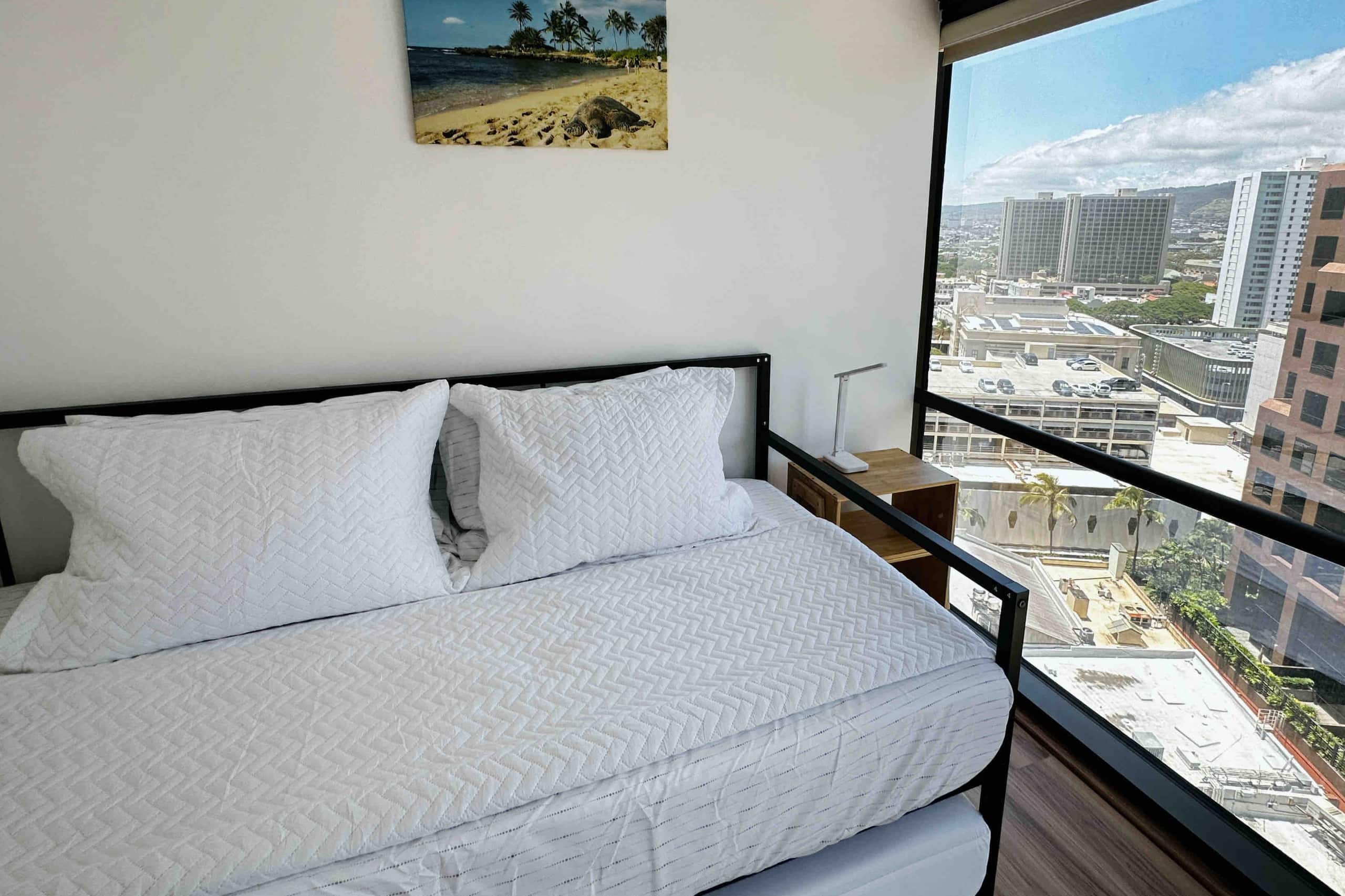 Condo in Honolulu · ★4.65 · 2 bedrooms · 4 beds · 1 bath - Image 2