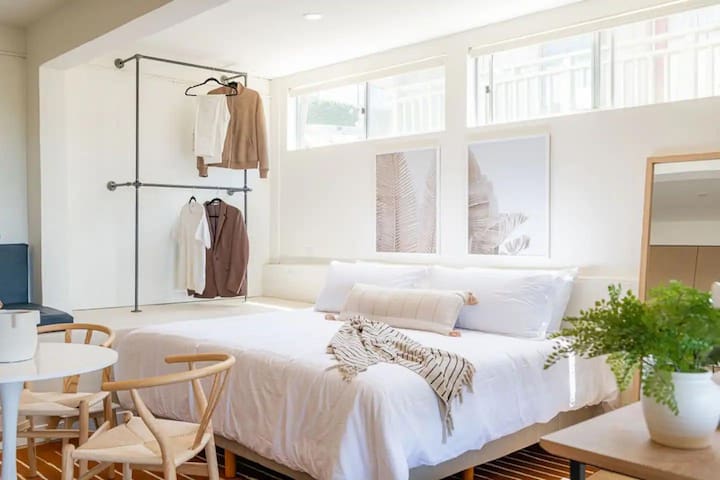 Heated Pool-Jacuzzi-King Bed-City Views-Chic Decor gallery image 2