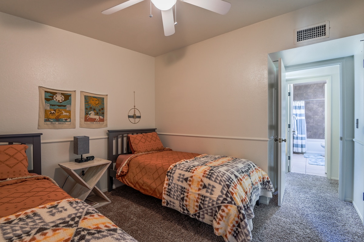 غرفة نوم مريحة بسريرين مزدوجين xl مقابل الحمام مباشرة.