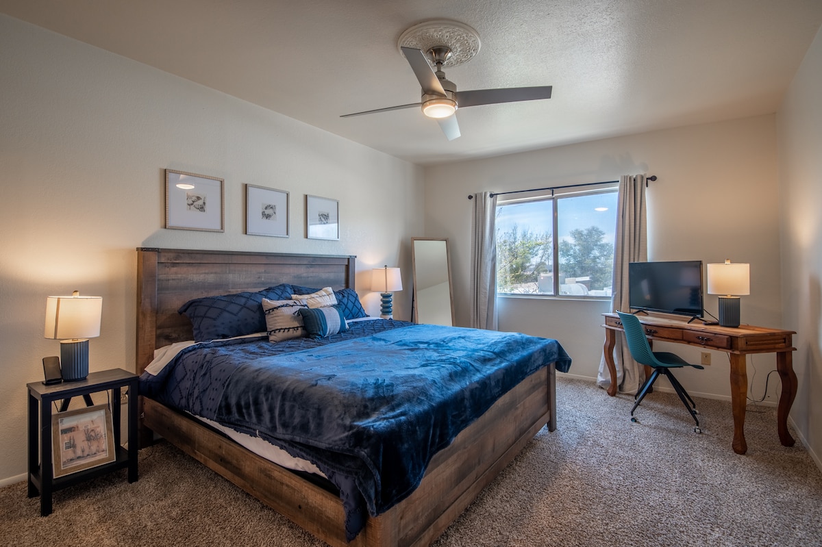 تحتوي غرفة النوم الرئيسية على سرير كينج وإمكانية الوصول إلى التلفزيون الذكي الخاص بك.