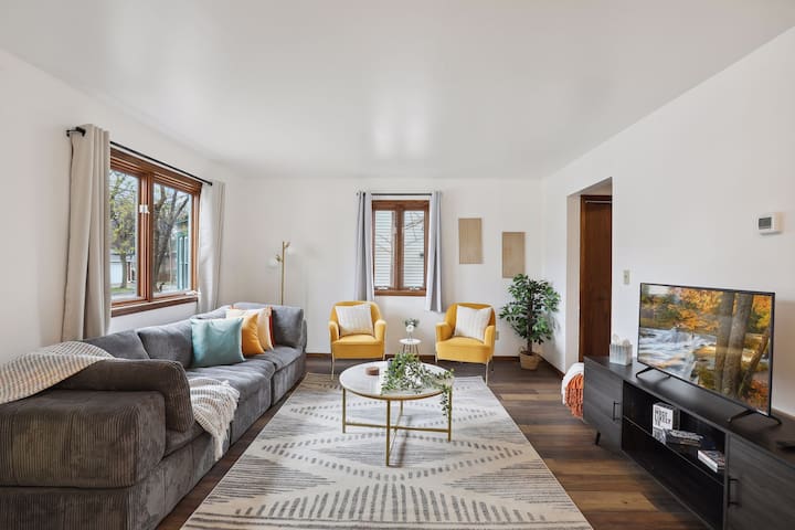 FirePit+GameRoom+Large Yard|StPauls Modern Escape