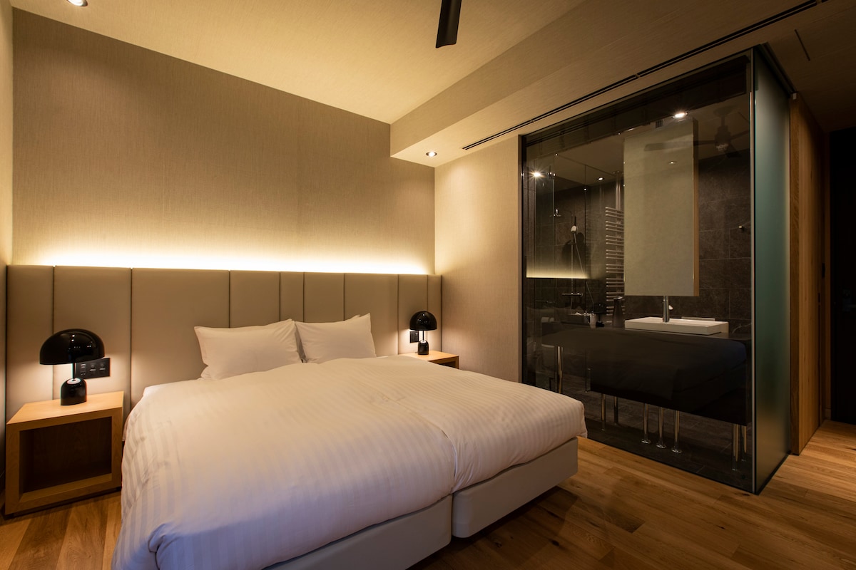 La configuración de la cama se puede establecer en 1 cama tamaño king o 2 camas individuales. 