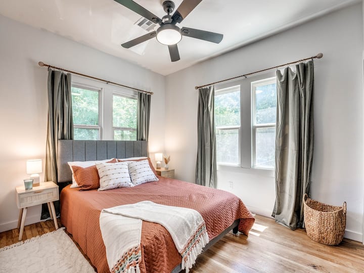 Spálňa 3: posteľ s pamäťovou penou Queen, 2 nočné stolíky, kôš na bielizeň, veľká skriňa s vešiakmi a stojan na batožinu. 