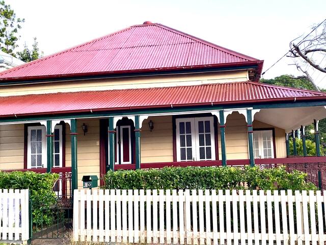 Charlotte Cottage -steps away from Suncorp Stadium