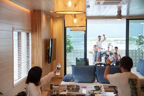 Luxury BBQ with panoramic view of the stunning terrace! 20-second walk to the sea, one private baysi