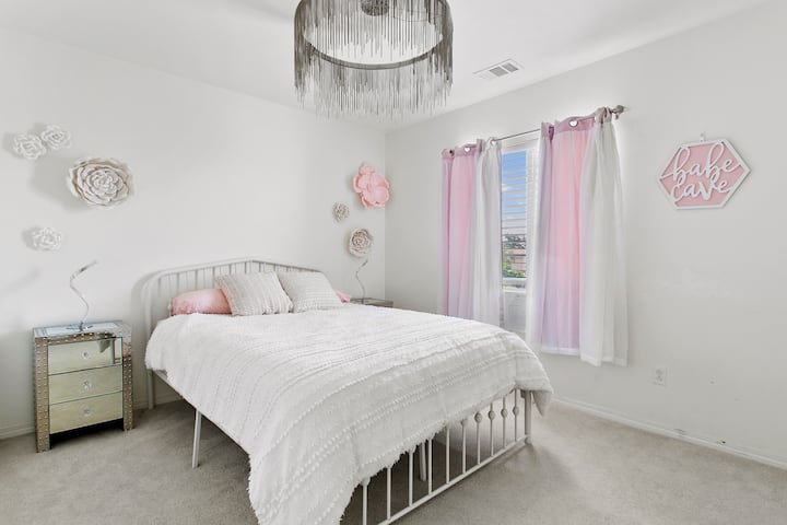 Luxurious 5br W/ Dedicated Workspace G#41793 - Fontana, CA