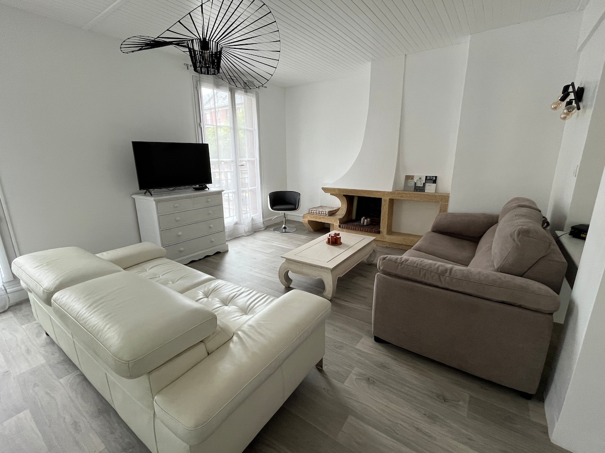 Dhomë e madhe ndenjjeje me divan.
Oxhaku nuk është aktiv, nuk është e mundur të ndizet një zjarr.