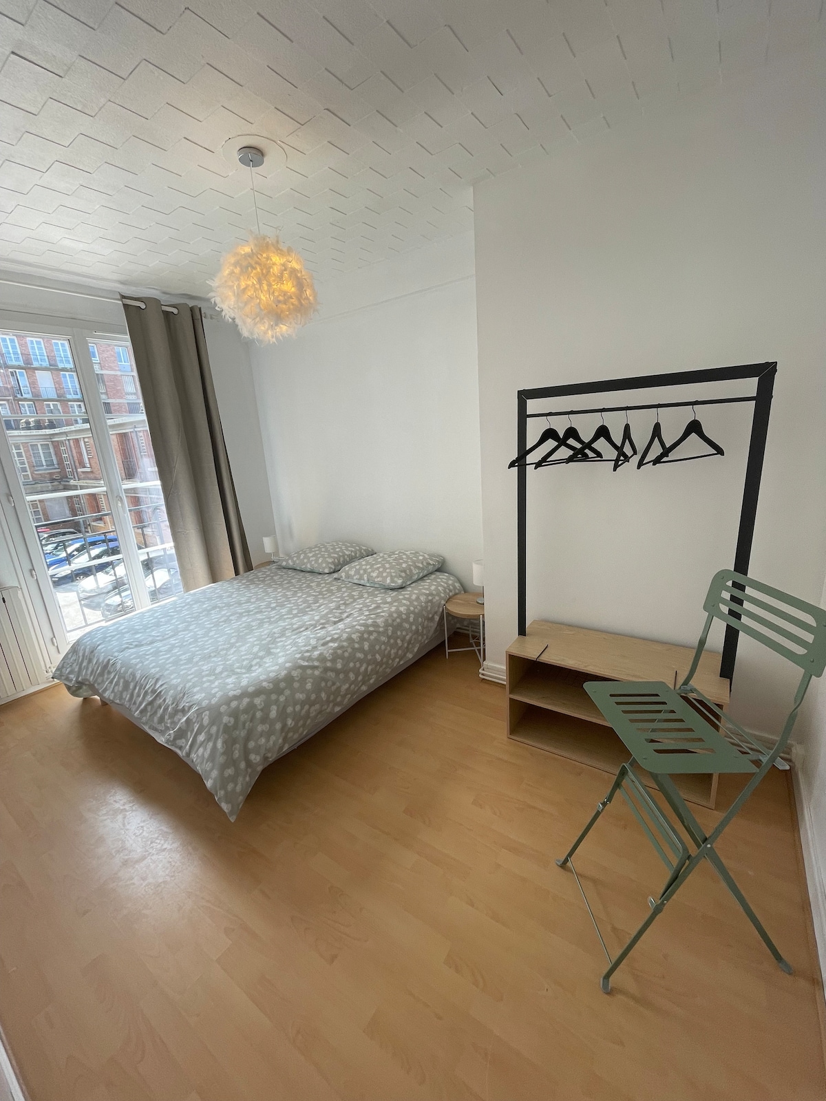 Dhomë gjumi e gjerë dhe e rehatshme. Një transportues është i disponueshëm.